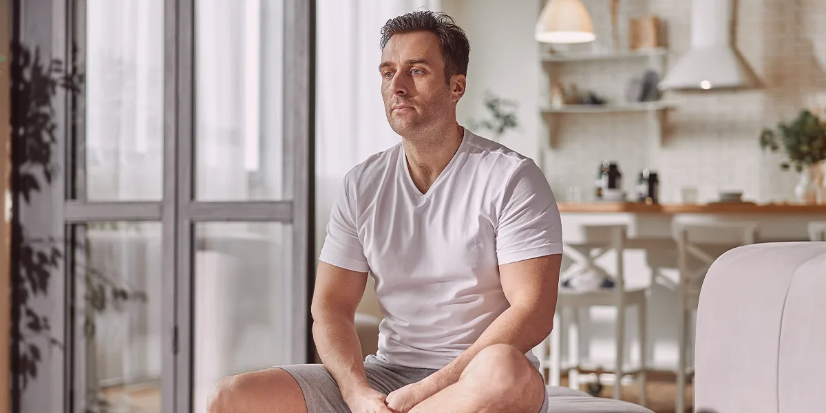 znudění muž bez života s možnou příčinou nízkého testosteronu